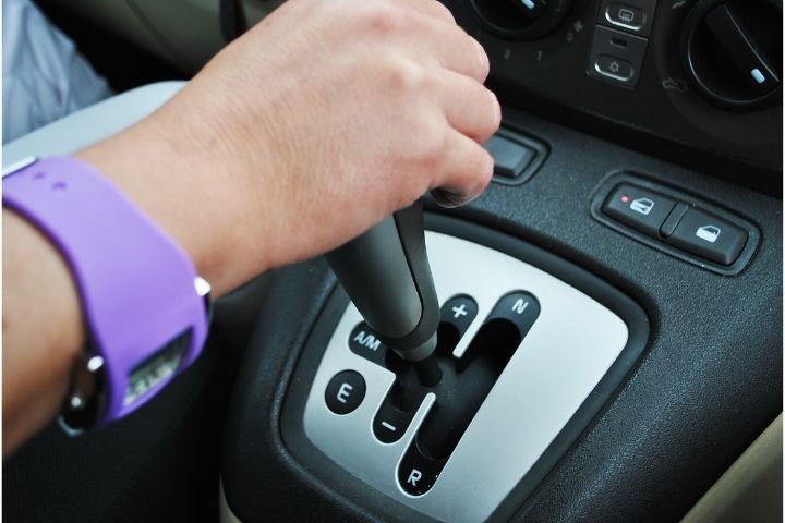 Pessoa utilizando um carro com câmbio semiautomático